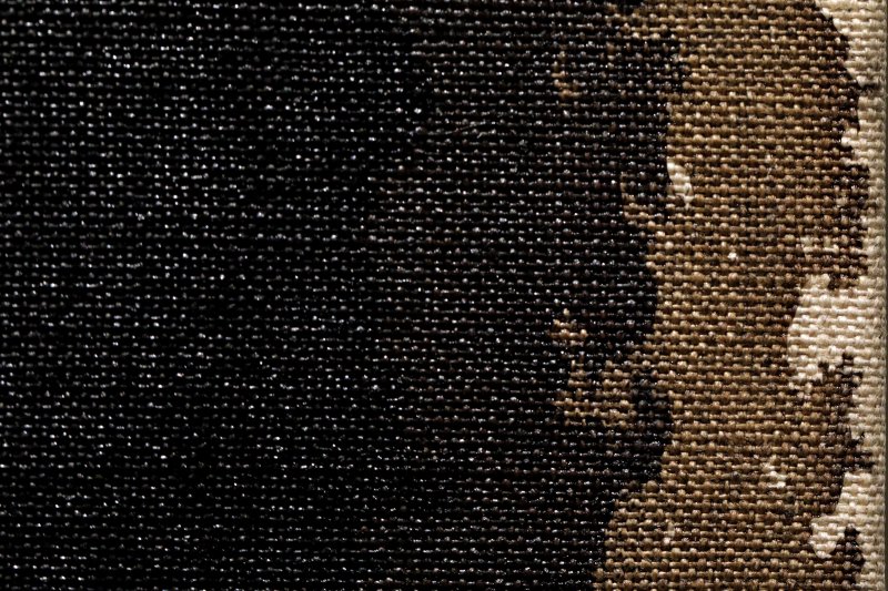 [서울=뉴시스] 박진희 기자 = ‘아트픽(Art Pick) 30’ 참여 작가 유형근 작품 부분 확대. '침묵의 화가'로 故 윤형근(1928~2007)의 그림은 묵직하다. 쉽게 읽히는 작품은 아니다. 형상을 절제한 채 짙은 청색과 다갈색을 기조로 수평 혹은 수직의 획만을 허용한 그의 작업은 조용하면서도 현대적인 세련미를 가지고 있다. 색 띠에서 번져 나오는 선염의 미묘한 진행은 화면에 깊은 여운을 남기는 게 특징이다. 면포나 마포 그대로의 표면 위에 하늘을 뜻하는 청색(Blue)과 땅의 색인 암갈색(Umber)을 섞어 만든 ‘오묘한 