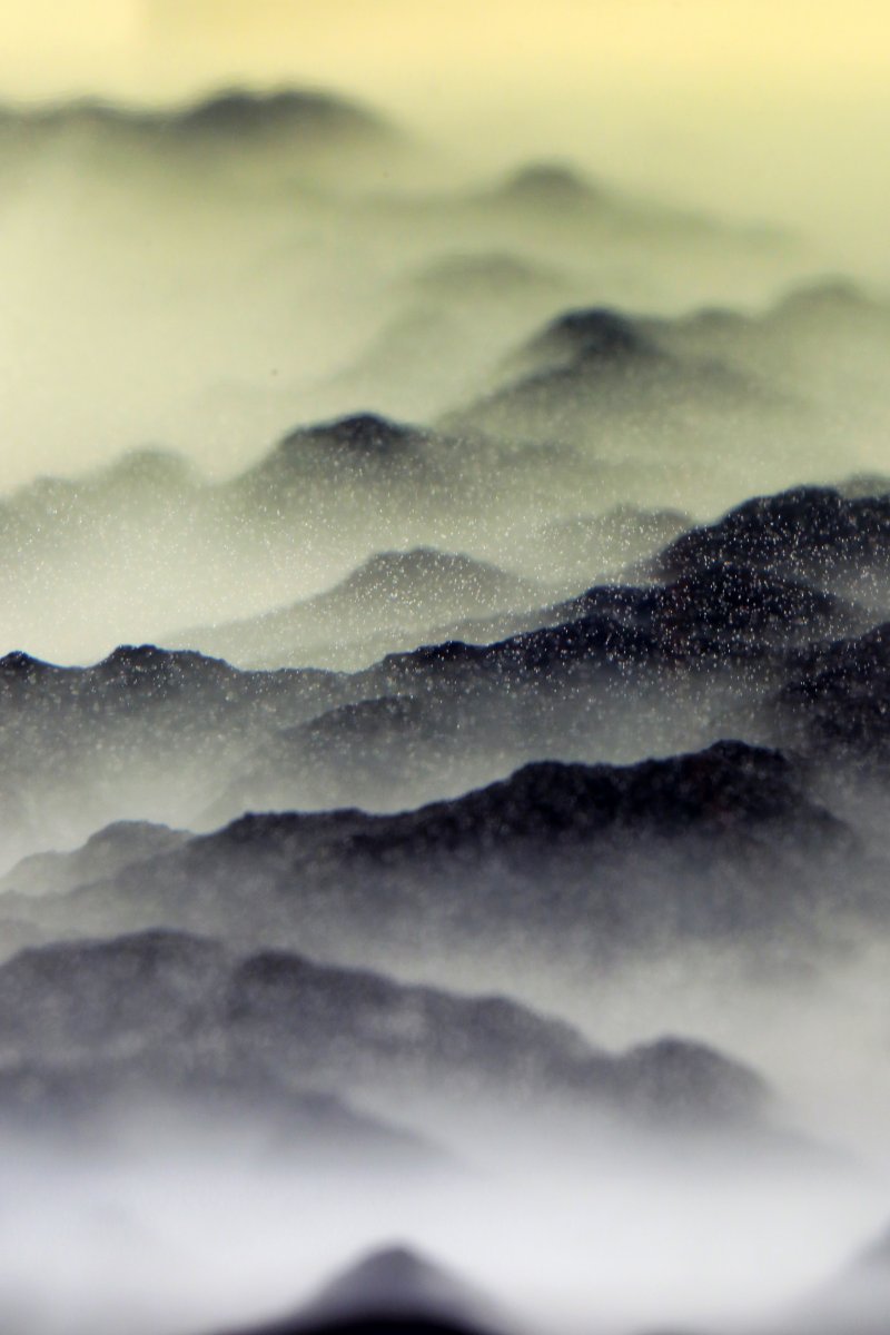 [서울=뉴시스] 박진희 기자 = ‘아트픽(Art Pick) 30’ 참여 작가 전아현 작품 '深山, Mt.Jiri 35-35-34' 부분 확대. 작가는 ‘콘크리트’와 ‘레진’으로 ‘대기’와 ‘산’을 표현한다. 신비로워 보이는 작품은 노동집약적이다. 수만 번 이상의 샌딩(sanding) 작업을 거쳐야 한다. 크게 땅과 하늘 공간으로 양분된다. 하단 부분은 시멘트로 거칠면서도 험준한 산세의 기본 틀을 만들고 그 위의 투명한 하늘 부분을 레진(resin)으로 채워 완성한다. 문제는 이 두 부분의 경계를 미세한 안료(顔料)를 섞어 안개 느낌