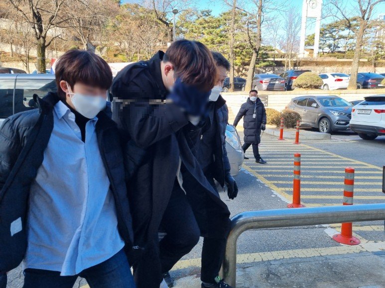 [서울=뉴시스] 신재현 기자=가출한 초등학생을 감금 및 강간한 혐의 등을 받는 20대 남성이 지난 2021년 12월17일 오후 구속 전 피의자심문을 받기 위해 서울중앙지법에 출석했다. 2021.12.17. photo@newsis.com *재판매 및 DB 금지