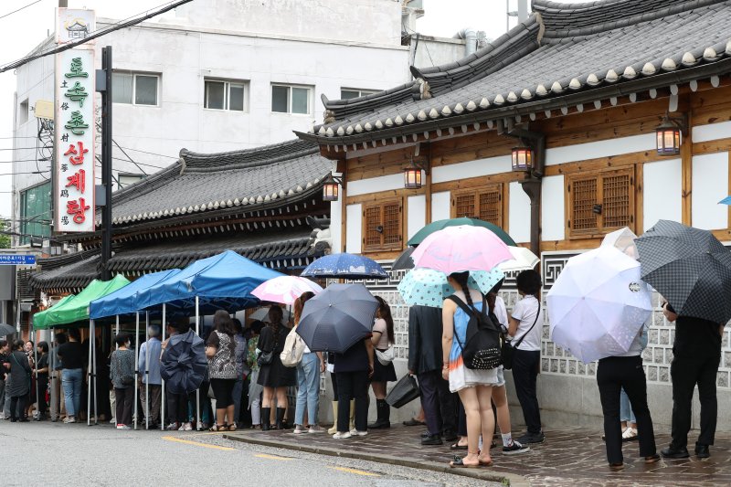 [서울=뉴시스] 황준선 기자 = 초복인 11일 오후 서울 시내 한 삼계탕 전문점을 찾은 시민들이 입장을 기다리고 있다. 2023.07.11. hwang@newsis.com