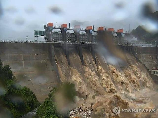 흙탕물을 쏟아내는 괴산댐. /사진=한수원 제공 캡처.