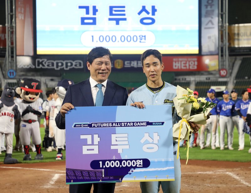 14일 오후 부산 사직야구장에서 열린 '2023 KBO 퓨처스 올스타전' 북부리그와 남부리그의 경기, 남부 구본혁이 감투상을 받고 있다. 2023.7.14/뉴스1 ⓒ News1 윤일지 기자