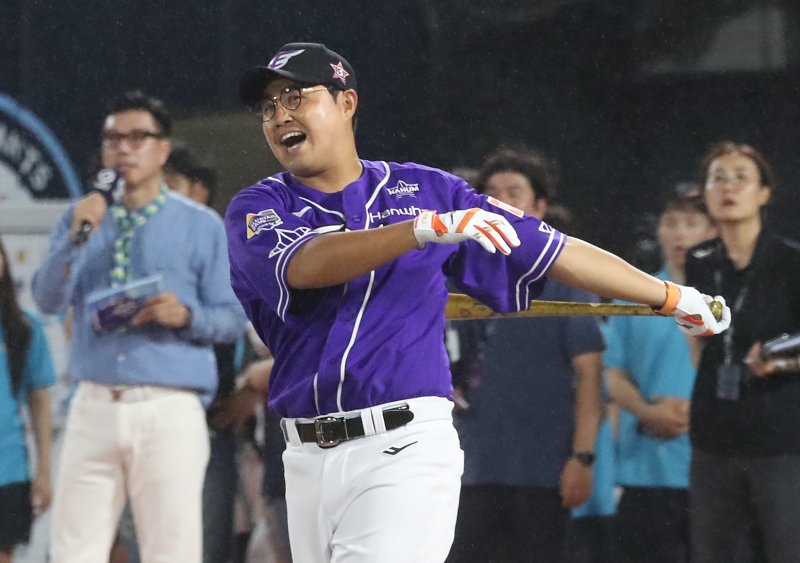 14일 오후 부산 사직야구장에서 열린 2023 KBO 올스타전 홈런레이스에서 5개의 홈런을 기록해 우승을 차지한 한화 채은성이 타격한 뒤 타구를 바라보고 있다. 2023.7.14/뉴스1 ⓒ News1 윤일지 기자