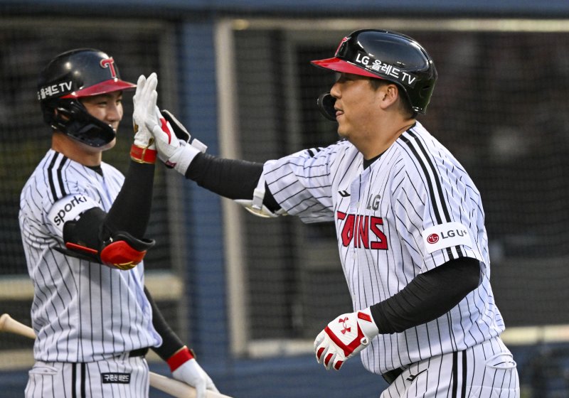 오지환(왼쪽)과 김현수. 2023.6.15/뉴스1 ⓒ News1 김도우 기자