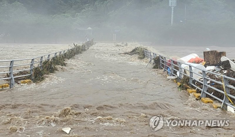 비 피해 이어지고 있는 문경 비 피해 이어지고 있는 문경 (서울=연합뉴스) 경북도내 비 피해가 이어지고 있는 15일 경북 문경시 비 피해 모습. 2023.7.15 [독자 제공. 재판매 및 DB 금지] photo@yna.co.kr (끝)