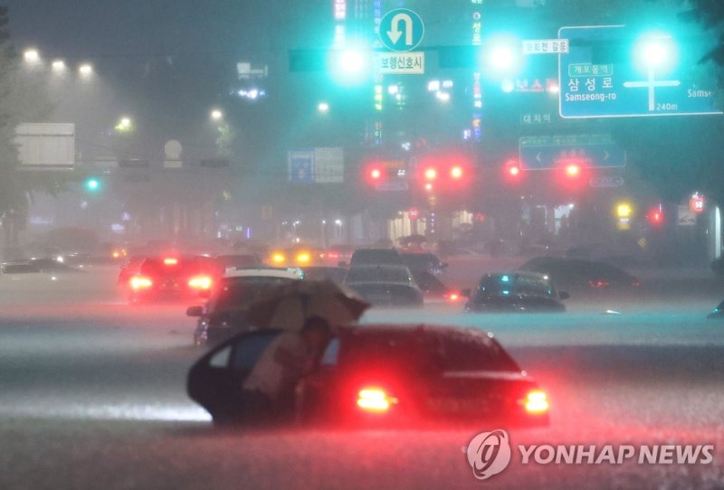 폭우에 속수무책 폭우에 속수무책 (서울=연합뉴스) 황광모 기자 = 8일 밤 서울 강남구 대치역 인근 도로에서 차량이 침수되자 운전자가 대피하고 있다. 2022.8.8 hkmpooh@yna.co.kr (끝)