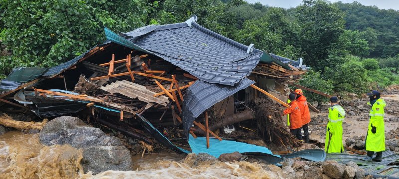 15일 오전 9시37분쯤 경북 예천군 은풍면에서 산사태가 발생해 소방당국이 인명구조 활동을 하고 있다. 이 산사태로 낮 12시30분 기준 1명이 사망하고 1명이 다친 것으로 전해졌다. 1명은 실종됐다. 뉴스1