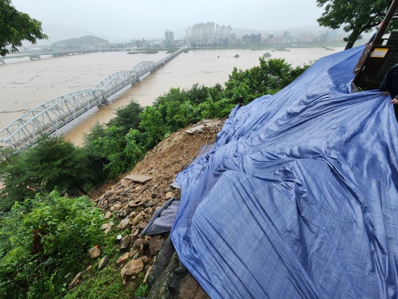 집중호우로 공주 공산성 성벽 일부가 무너졌다.