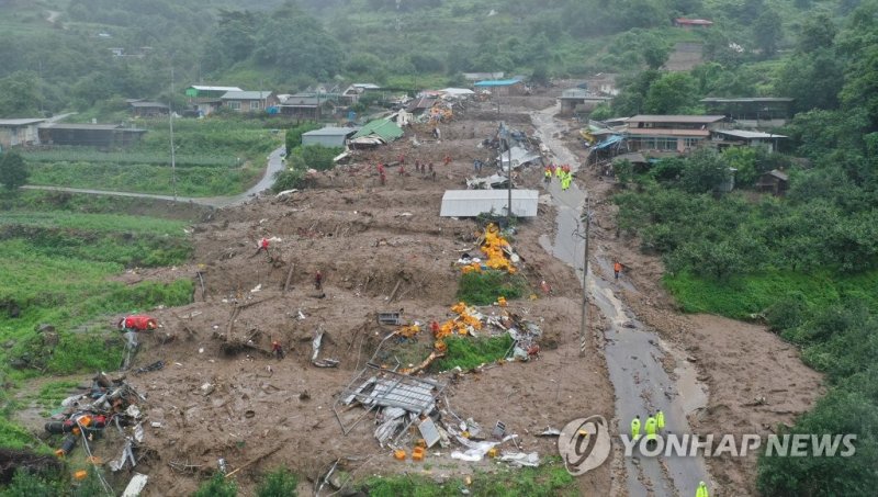 산사태에 흔적만 남긴 마을 (예천=연합뉴스) 윤관식 기자 = 15일 오후 경북 예천군 효자면 백석리의 한 마을이 집중호우로 인한 산사태로 초토화된 가운데 실종자 수색이 진행되고 있다. 이 마을에서 주택 5가구가 매몰돼 4명이 사망하고 1명을 수색 중이다.