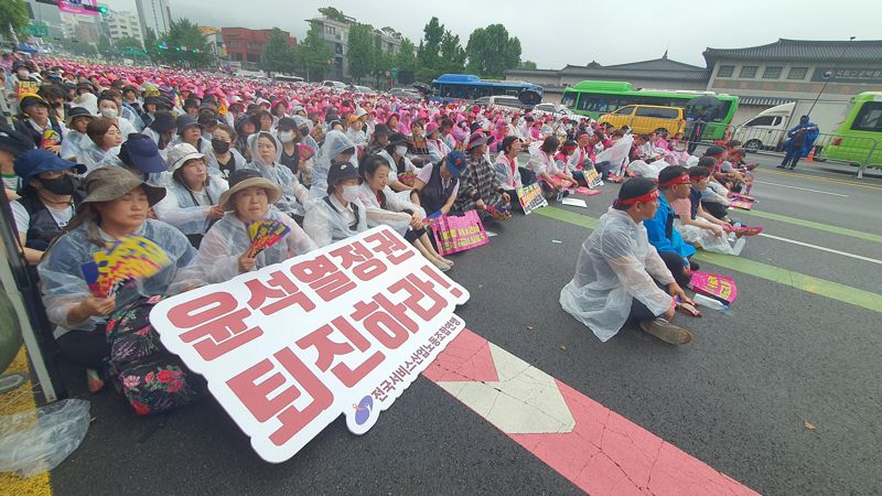 15일 오후 4시께 서울 종로구 세종대로 앞에서 전국민주노동조합연맹(민주노총) 노조원 2만여명이 집결해 7.15범국민대회를 열고 윤석열 정권 퇴진을 요구했다. /사진=노유정 기자