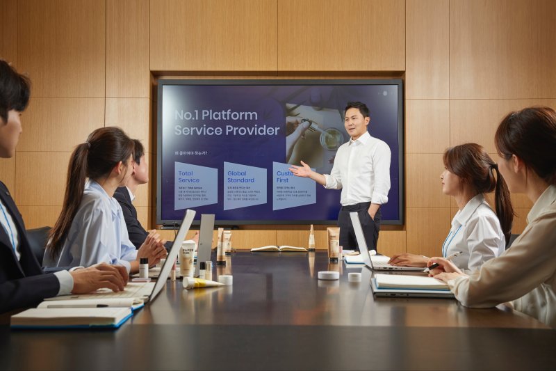 윤상현 한국콜마홀딩스 부회장이 임직원들과 회의를 하고 있다(사진=한국콜마 제공) *재판매 및 DB 금지