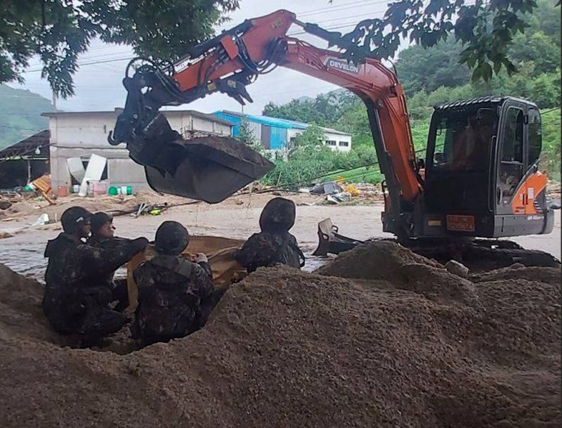 육군 제50보병사단 장병들이 15일 집중호우 피해지역인 경북 예천군과 문경시에 투입돼 토사 제거작전 및 실종자 수색작전을 지원하고 있다.(육군50사단제공)2023.7.15/뉴스1 ⓒ News1 최창호 기자