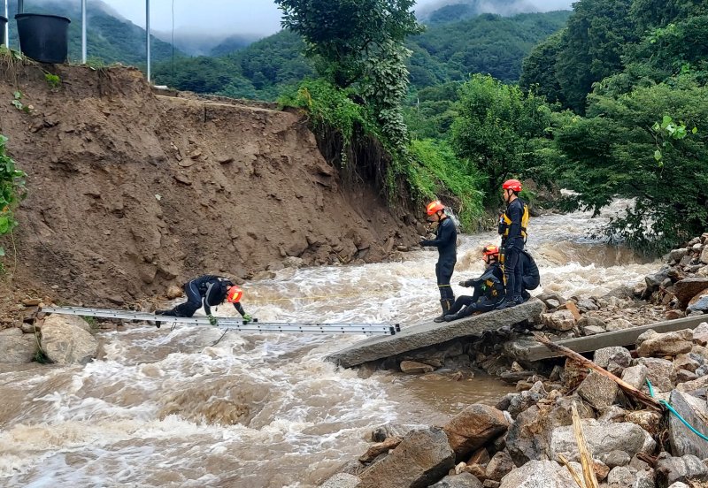 15일 오전 5시 9분쯤 경북 예천군 용문면에서 산사태로 발생한 산사태로 집이 무너지고 도로가 끊기자 출동한 소방관들이 구조작업을 벌이고 있다. (경북소방본부 제공) 2023.7.15/뉴스1 ⓒ News1 정우용 기자