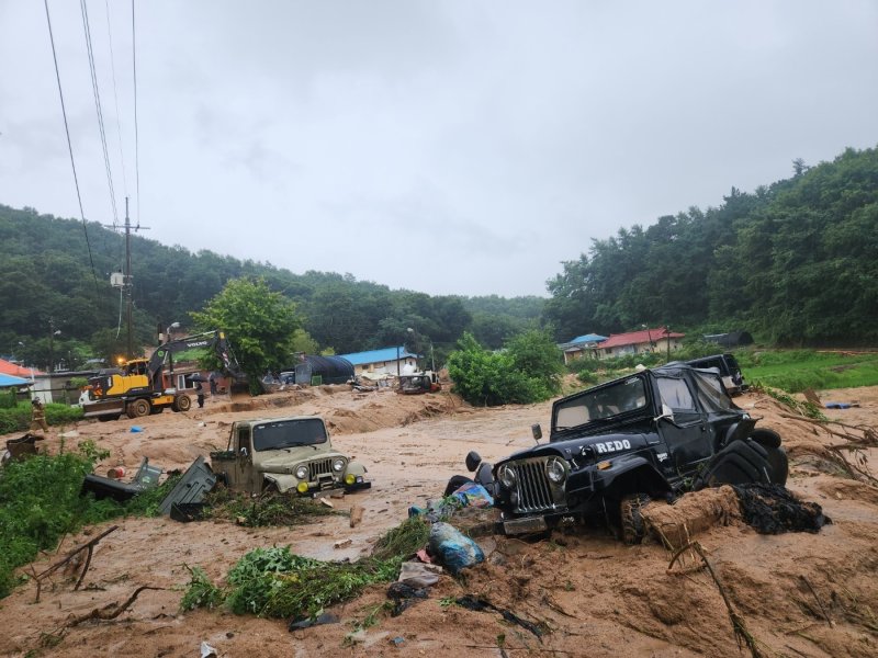 15일 충북 음성군 원남면 문암리 산사태 현장에 사륜구동 자동차 2대가 산사태로 흘러내린 토사에 갇혀 움직이지 못하고 있다.(음성군 제공)2023.7.15/뉴스1 ⓒ News1 윤원진 기자