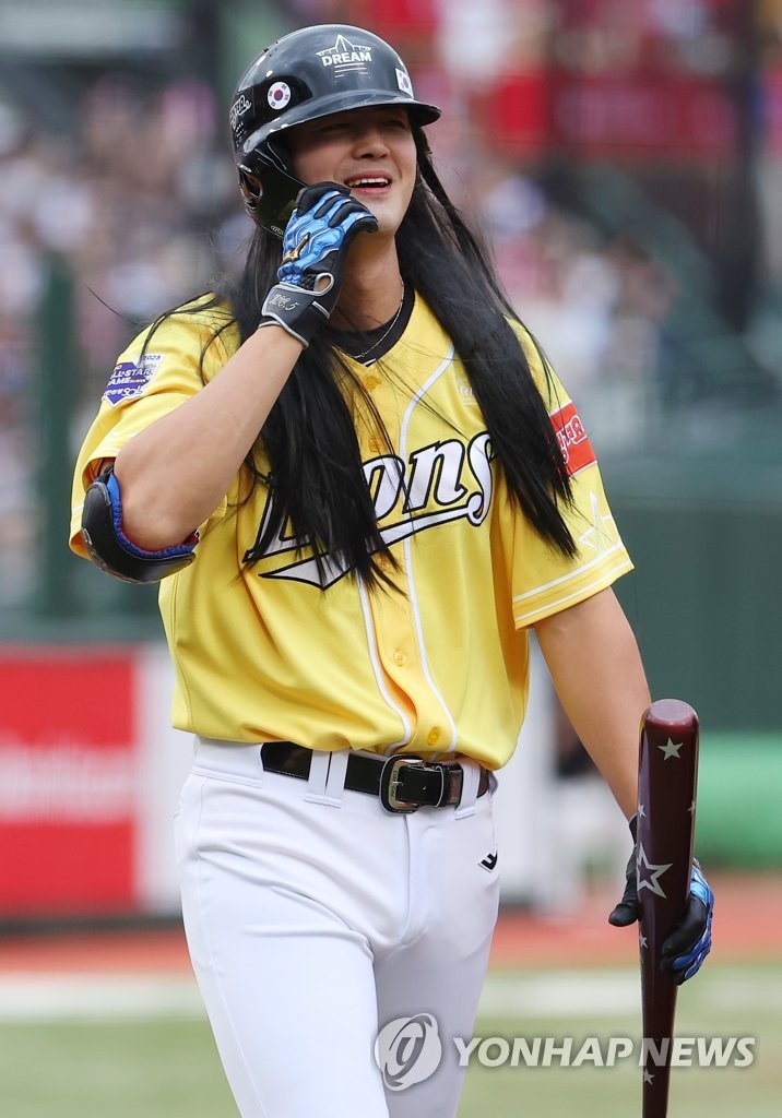 아쉬워하는 구자욱 아쉬워하는 구자욱 (부산=연합뉴스) 손형주 기자 = 15일 부산 사직야구장에서 열린 프로야구 '2023 신한은행 SOL KBO 올스타전' 드림올스타 대 나눔올스타의 경기. 드림 구자욱이 가발을 쓰고 타석에 들어선 뒤 파울 아웃당하자 아쉬워하고 있다. 2023.7.15 handbrother@yna.co.kr (끝)