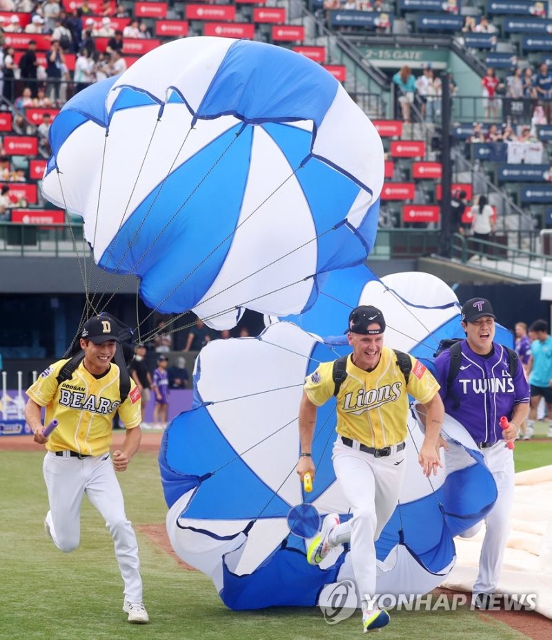 오늘은 팬들을 위해 오늘은 팬들을 위해 (부산=연합뉴스) 손형주 기자 = 15일 부산 사직야구장에서 열린 프로야구 '2023 신한은행 SOL KBO 올스타전' 드림올스타 대 나눔올스타의 경기에 앞서 진행된 썸머레이스에서 삼성 라이온스 뷰캐넌을 비롯한 선수들이 낙하산 달리기를 펼치고 있다. 2023.7.15 handbrother@yna.co.kr (끝)