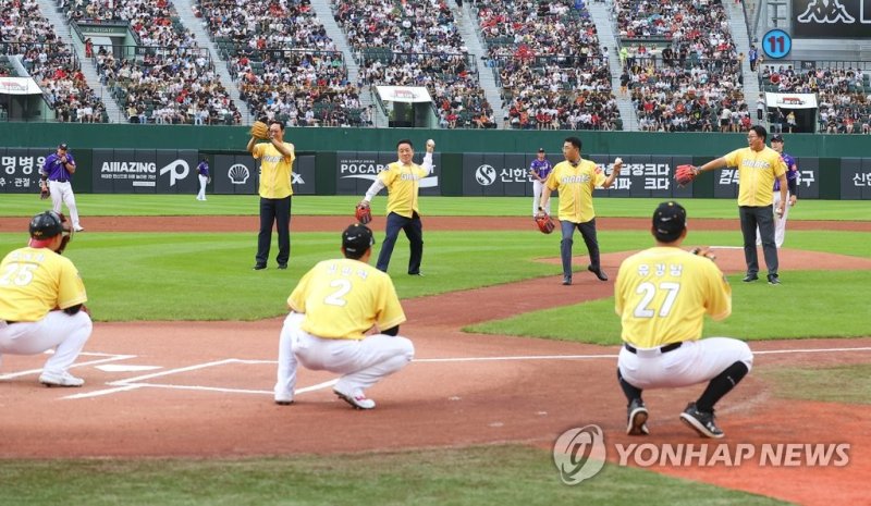 역대 롯데 미스터 올스터의 시구 역대 롯데 미스터 올스터의 시구 (부산=연합뉴스) 손형주 기자 = 15일 부산 사직야구장에서 열린 프로야구 '2023 신한은행 SOL KBO 올스타전' 드림올스타 대 나눔올스타의 경기 역대 롯데의 미스터 올스타들이 시구를 하고 있다. 2023.7.15 handbrother@yna.co.kr (끝)