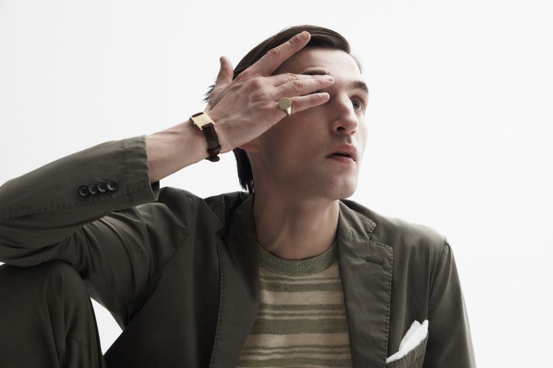 [서울=뉴시스]LF의 신사복 브랜드 '마에스트로'는 37년 간 우리 남성에 맞는 최적의 핏과 스타일을 추구하면서 패러다임 전환을 이끌어 왔다. 사진은 마에스트로의 올해 SS시즌 메인 화보. (사진=LF 제공)