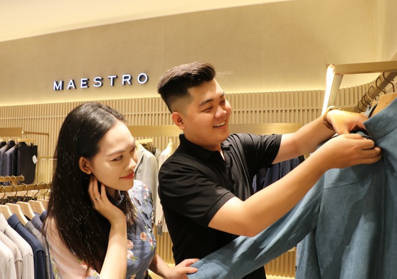 [서울=뉴시스]LF의 신사복 브랜드 '마에스트로'는 37년 간 우리 남성에 맞는 최적의 핏과 스타일을 추구하면서 패러다임 전환을 이끌어 왔다. 사진은 마에스트로 베트남 호찌민 사이공센터점 모습. (사진=LF 제공)