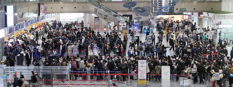 [부산=뉴시스] 하경민 기자 = 지난 4월7일 오전 부산 강서구 김해국제공항 국제선 청사가 출국하는 해외 여행객들로 북새통을 이루고 있다. 2023.07.16. photo@newsis.com