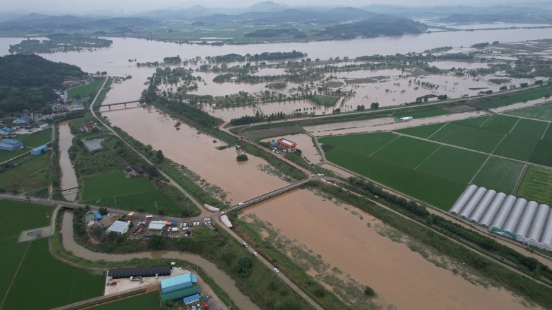 전북 익산시는 산북천 제방 붕괴 가능성으로 용안면 10개 마을 주민 630여명(373세대)이 대피하고 있다고 밝혔다. 산북천 일대 드론사진 모습(익산시 제공)2023.7.16/뉴스1