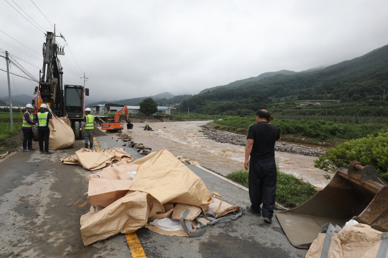 16일 오전 경북 예천군 은풍면 우곡리 한 지방도가 집중호우로 유실돼 예천군을 비롯한 관계 당국이 복구작업을 진행하고 있다.뉴스1