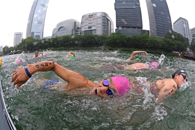서울 송파구 석촌호수 일대에서 열린 '2023 롯데 아쿠아슬론'에 참가한 선수들이 맑아진 석촌호수에서 수영하고 있다.