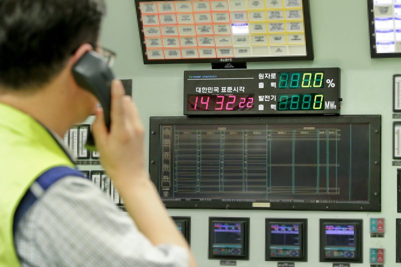 고리2호기 주제어실. '원자력 출력 0%', '발전기 출력 0MW' 계기판이 눈에 들어온다. 고리2호기는 계속운전을 앞두고, 현재 안전성 점검 및 노후설비 교체 등을 위해 가동이 중단된 상태다. (한수원 제공) ⓒ News1