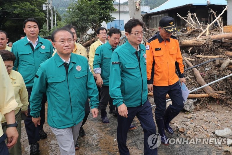 윤재옥 국민의힘 윤재옥 원내대표가 16일 오후 경북 예천군 감천면 벌방리 산사태 현장을 찾아 피해 상황을 둘러보고 있다.