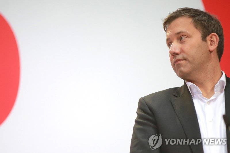 라스 클링바일 독일 사민당대표 epa10234317 Social Democratic Party (SPD) co-chairman Lars Klingbeil during a press conference at the Social Democratic Party (SPD) headquarters in Berlin, Germany, 10 October 2022. The SPD won the regional election in Lower-Saxony. EPA/CHRISTIAN MARQUARDT / POOL