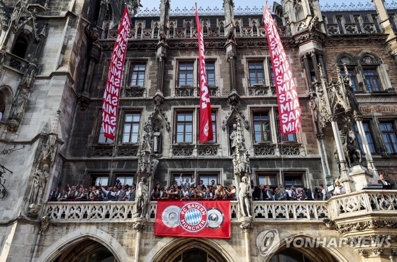 독일 뮌헨시청 epa10660603 FC Bayern Munich's players of the women team celebrate on the balcony of the town hall at Marienplatz square after winning their German Bundesliga Champion title in Munich, Germany, 28 May 2023. EPA/ANNA SZILAGYI