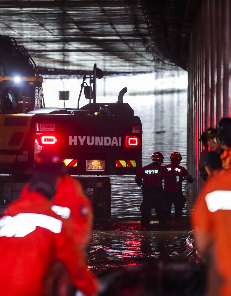 폭우로 침수된 충북 청주시 흥덕구 오송읍 궁평2지하차도에서 17일 해양 경찰, 소방 등 구조대원들이 도보 수색을 벌이고 있다. 2023.07.17. /사진=뉴시스화상