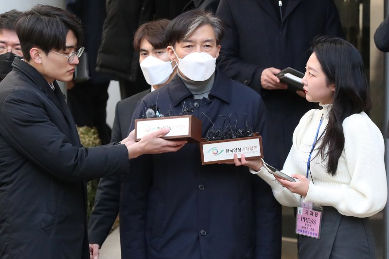 자녀 입시비리와 유재수 전 부산시 경제부시장 감찰 무마 혐의로 재판에 넘겨진 조국 전 법무부 장관이 지난 2월 서울 서초구 서울지방법원에서 열린 1심 선고 공판에서 징역 2년을 선고 받은 뒤 입장을 밝히고 있다. 2023.2.3/뉴스1 ⓒ News1 민경석 기자 /사진=뉴스1