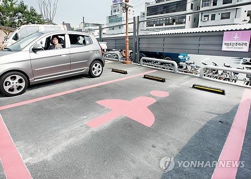 서울서 14년 만에 '여성우선주차장' 사라진다'..'가족배려주차장' 전환