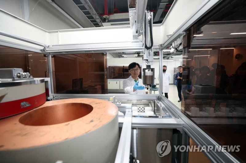 수입 수산물 방사능 검사 현장점검 나선 식약처 수입 수산물 방사능 검사 현장점검 나선 식약처 (부산=연합뉴스) 25일 부산 연제구 부산지방식품의약품안전청에서 직원들이 소비자와 수산물 수입업자, 급식업체, 학계 전문가 등이 지켜보는 가운데 고순도 게르마늄 감마핵종분석기를 활용한 일본산 활가리비에 대한 방사능 검사를 진행하고 있다. 2023.5.25 [사진공동취재단] photo@yna.co.kr (끝)