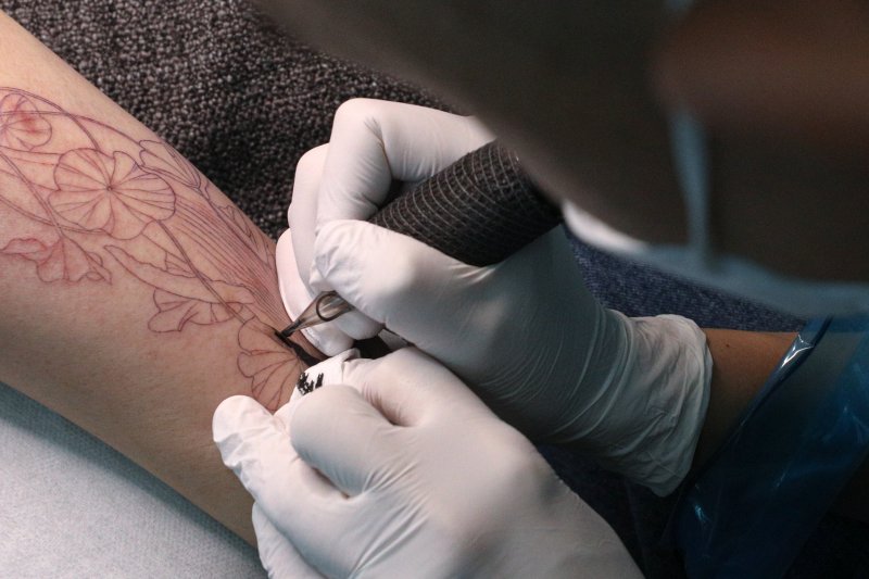 김도윤 타투이스트가 17일 서울 종로구에 위치한 자신의 작업실에서 타투 시술을 하고 있다. 2021.6.17/뉴스1 ⓒ News1 성동훈 기자