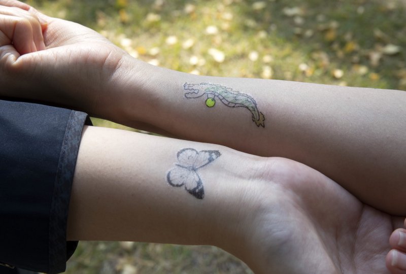 3일 국회 의원회관 앞에서 열린 타투 오픈베타서비스 행사에 참여한 시민들이 타투 스티커를 보여주고 있다. 2021.11.3/뉴스1 ⓒ News1 오대일 기자