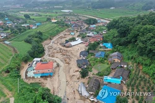 (예천=연합뉴스) 윤관식 기자 = 지난 16일 경북 예천군 감천면 벌방리 마을이 산사태로 초토화된 모습. 2023.7.16. psik@yna.co.kr