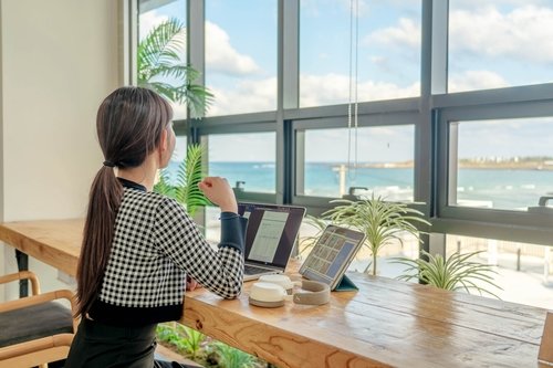 제주시 구좌읍 세화리에 있는 '질그랭이 거점센터'의 워케이션 공유오피스. 제주도는 민간 파트너사 15개사를 선정해 기업 유치 연계형 워케이션 사업을 본격 추진한다. /사진=제주관광공사 제공