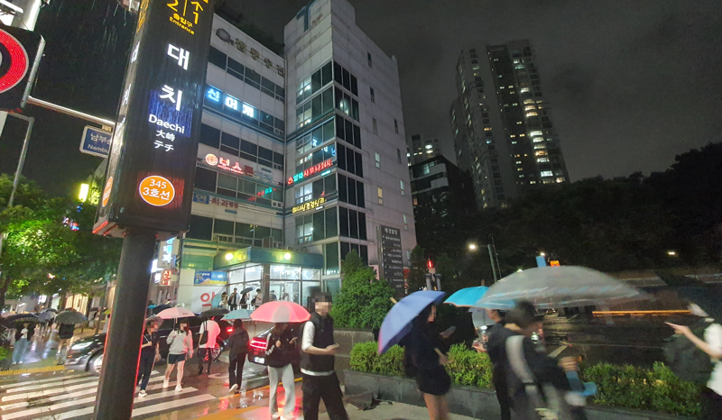 지난 13일 오후 10시께 호우경보가 발령된 가운데 서울 강남구 대치동 학원가에서 학생들이 학원 수업을 마치고 귀가하고 있다. /사진=노유정 기자