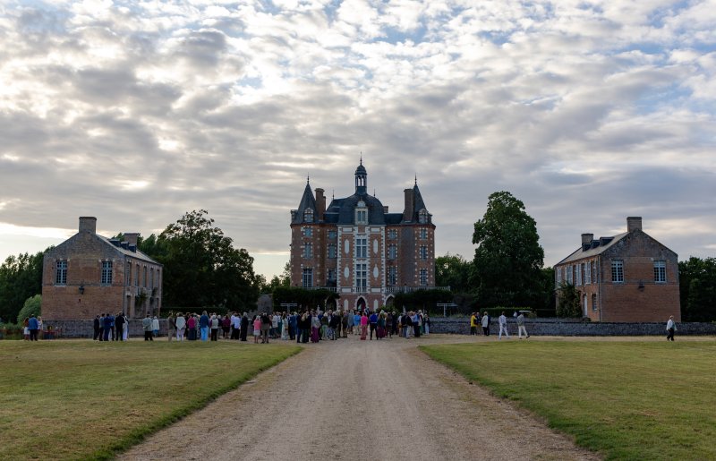 15일 오후(현지 시간) 프랑스 중부 루와르 지방의 고성인 ‘샤토 드 라 페르테-앵보(Chateau de La Ferte-Imbault)에서 ‘조수미 국제 콩쿠르’ 발대식 및 독창화가 열려 초대 받은 관람객들이 입장하고 있다. 2023.7.16/뉴스1 ⓒ News1 이준성 기자