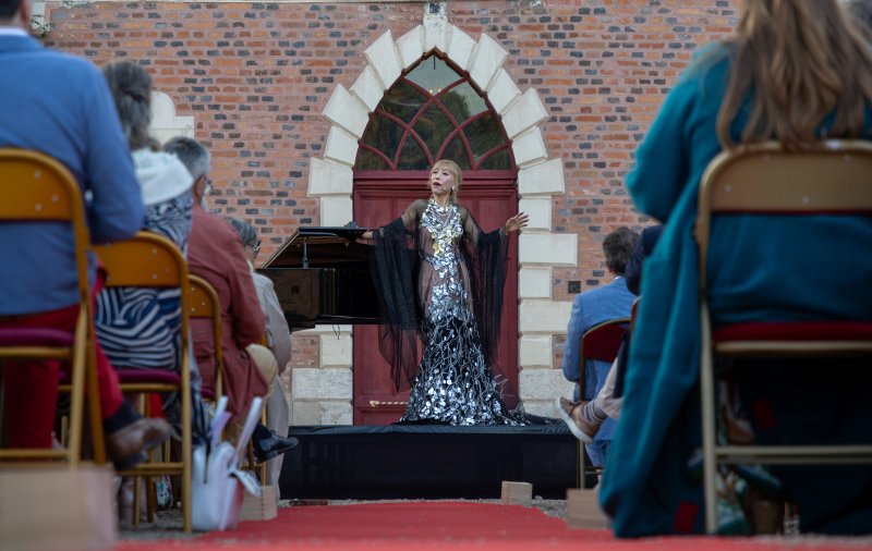 15일 오후(현지 시간) 프랑스 중부 루와르 지방의 고성인 ‘샤토 드 라 페르테-앵보(Chateau de La Ferte-Imbault)에서 ‘조수미 국제 콩쿠르’ 발대식 및 독창화가 열려 소프라노 조수미가 공연을 펼치고 있다. 2023.7.16/뉴스1 ⓒ News1 이준성 기자