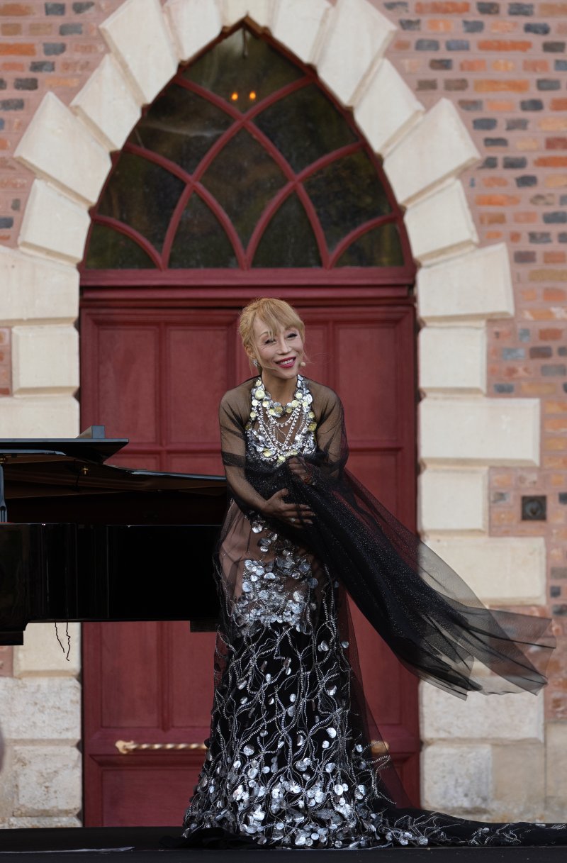 15일 오후(현지 시간) 프랑스 중부 루와르 지방의 고성인 ‘샤토 드 라 페르테-앵보(Chateau de La Ferte-Imbault)에서 ‘조수미 국제 콩쿠르’ 발대식 및 독창화가 열려 소프라노 조수미가 공연을 펼치고 있다. 2023.7.16/뉴스1 ⓒ News1 이준성 기자