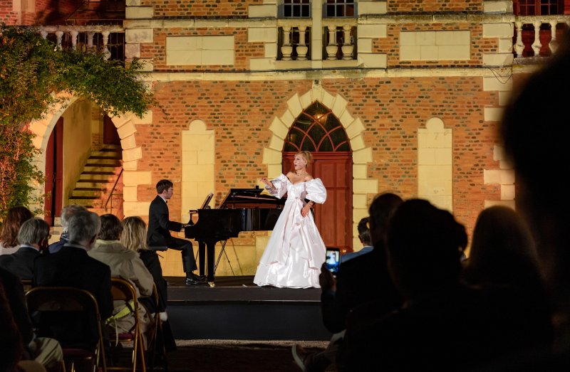 15일 오후(현지 시간) 프랑스 중부 루와르 지방의 고성인 ‘샤토 드 라 페르테-앵보(Chateau de La Ferte-Imbault)에서 ‘조수미 국제 콩쿠르’ 발대식 및 독창화가 열려 소프라노 조수미가 공연을 펼치고 있다. 2023.7.16/뉴스1 ⓒ News1 이준성 기자