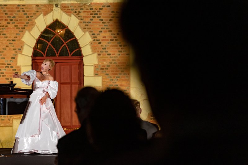 15일 오후(현지 시간) 프랑스 중부 루와르 지방의 고성인 ‘샤토 드 라 페르테-앵보(Chateau de La Ferte-Imbault)에서 ‘조수미 국제 콩쿠르’ 발대식 및 독창화가 열려 소프라노 조수미가 공연을 펼치고 있다. 2023.7.16/뉴스1 ⓒ News1 이준성 기자