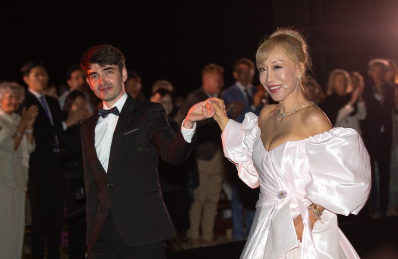 15일 오후(현지 시간) 프랑스 중부 루와르 지방의 고성인 ‘샤토 드 라 페르테-앵보(Chateau de La Ferte-Imbault)에서 열린 ‘조수미 국제 콩쿠르’ 발대식 및 독창회에서 조수미가 공연을 마친 뒤 무대를 내려오고 있다. 2023.7.16/뉴스1 ⓒ News1 이준성 기자