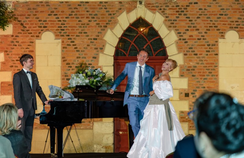 15일 오후(현지 시간) 프랑스 중부 루와르 지방의 고성인 ‘샤토 드 라 페르테-앵보(Chateau de La Ferte-Imbault)에서 ‘조수미 국제 콩쿠르’ 발대식 및 독창화가 열려 소프라노 조수미가 올리비에 오이제로비치(Olivier Ojzerowicz) 위원장과 콩쿠르 관련 내용을 발표하고 있다. 2023.7.16/뉴스1 ⓒ News1 이준성 기자