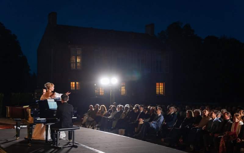 15일 오후(현지 시간) 프랑스 중부 루와르 지방의 고성인 ‘샤토 드 라 페르테-앵보(Chateau de La Ferte-Imbault)에서 ‘조수미 국제 콩쿠르’ 발대식 및 독창화가 열려 소프라노 조수미가 공연을 펼치고 있다. 2023.7.16/뉴스1 ⓒ News1 이준성 기자