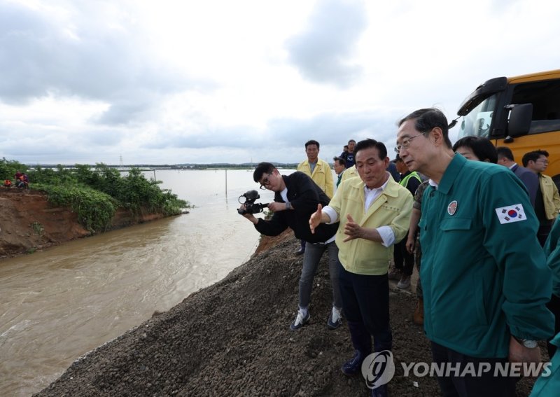 제방 붕괴 현장 찾은 한덕수 국무총리 (논산=연합뉴스) 황광모 기자 = 한덕수 국무총리가 16일 기록적 호우가 내려 제방이 붕괴된 충남 논산시 성동면 논산천을 찾아 피해 상황을 보고 받고 있다. 2023.7.16 hkmpooh@yna.co.kr (끝) /사진=연합뉴스