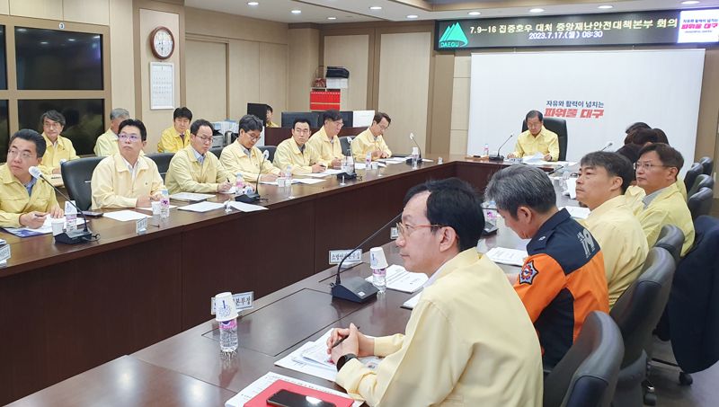 홍준표 대구시장이 17일 오전 대구시청 동인청사 재난안전대책본부에서 '중앙재난안전대책본부 회의'를 주재하고, 사용가능한 인력과 장비를 최대한 지원할 수 있는 방안을 검토하라"라고 지시했다.<div id='ad_body2' class='ad_center'></div>